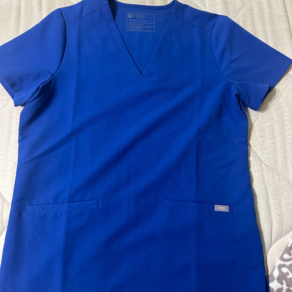 Figs women’s three-pocket scrub top